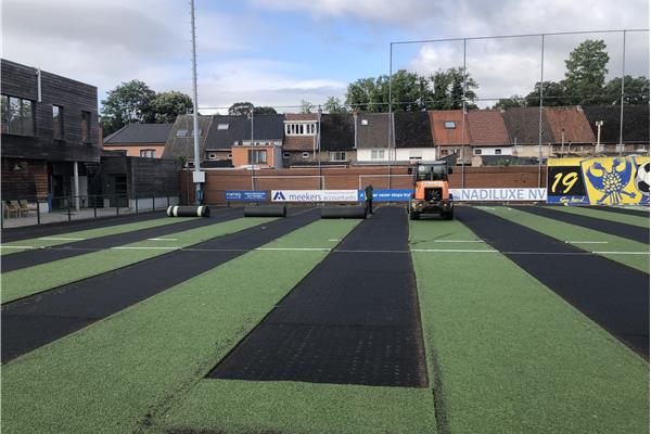 Renovatie kunstgras voetbalveld STVV Jeugd - Sportinfrabouw NV